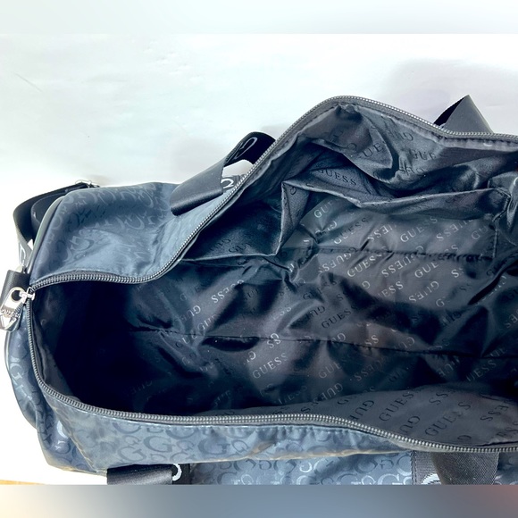 Guess stylish Black Duffle bag - Picture 4 of 9